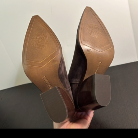 NWOB Vince Camuto Gigietta Suede Back Zip Chelsea Booties Brown Size 9.5 - Picture 10 of 14